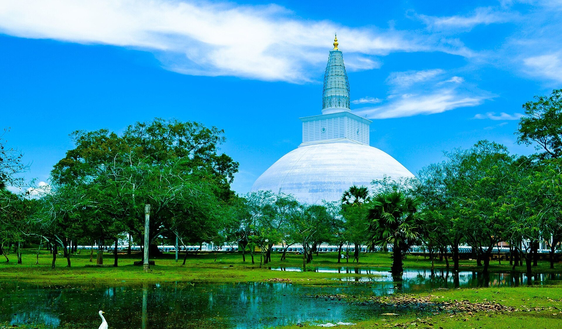 Ruwanwelisaya stupa in Anuradhapura