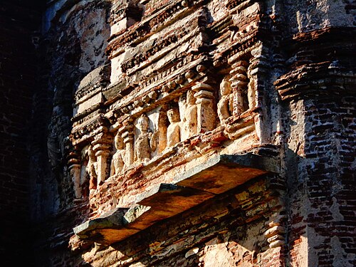 Polonnaruwa Ancient City Cycling between the ruins on a Polonnaruwa city tour